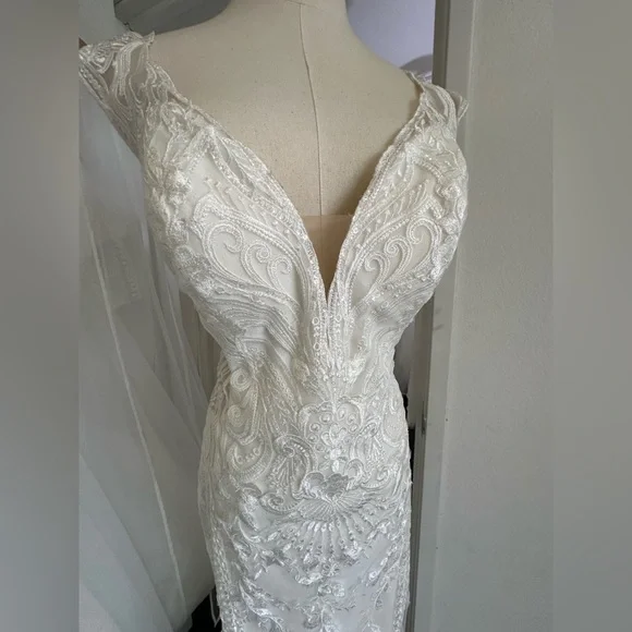 Elegant Lace Sheath ivory/nude/silver Wedding Dress. Size 12